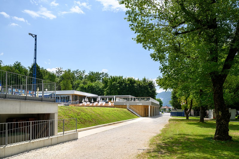 V sklopu zunanje ureditve je vzdolž kampa obnovljena obstoječa samostojna strojnica zunanjega otroškega bazena (skrajno levo) in integrirana v kopališki kompleks pod ploščadjo otroškega bazena ter s tlakovano potezo povezana na novi objekt.